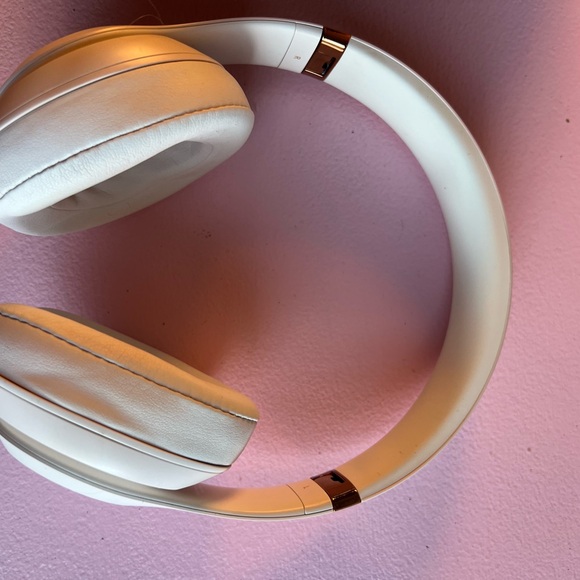 Beats by Dre Pink and Gold Noise Cancelling headphones - Picture 5 of 7